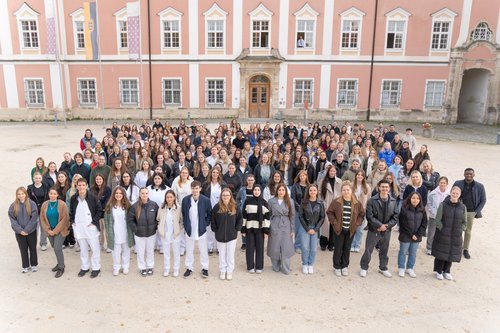 211 Auszubildende wurden in den Räumlichkeiten der Akademie für Gesundheitsberufe im Kloster Wiblingen am 1. Oktober begrüßt. Neu ist diesmal außerdem ein Kurs des dualen Studiengangs „Medizintechnische Wissenschaften“ der DHBW Heidenheim.