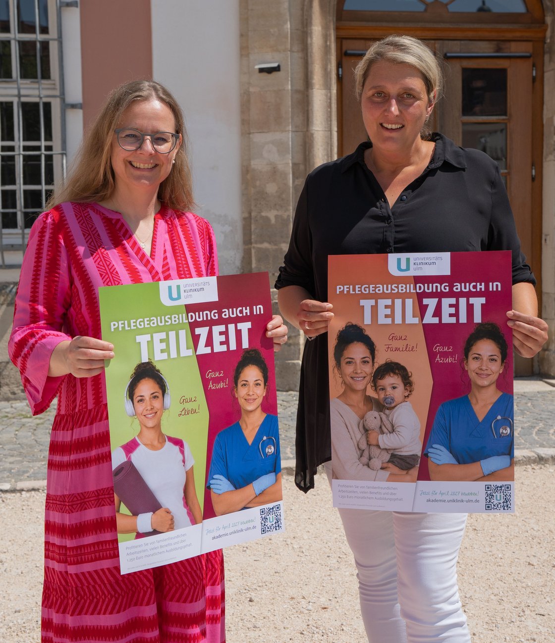 Frau Ernst und Frau Hinz präsentieren die Plakate zur neuen Teilzeitausbildung