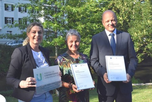 (Quelle: Gies/Schubart-Gymnasium):  Freude über die Kooperation bei (v.l.) Silvia Geppert (Leiterin Bildungsnetzwerk Schule/Wirtschaft), Martina Lutz (Schulleiterin Schubart-Gymnasium), Prof. Dr. Karl-Heinz Tomaschko (Direktor Akademie für Gesundheitsberufe). 