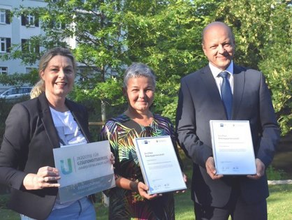 (Quelle: Gies/Schubart-Gymnasium):  Freude über die Kooperation bei (v.l.) Silvia Geppert (Leiterin Bildungsnetzwerk Schule/Wirtschaft), Martina Lutz (Schulleiterin Schubart-Gymnasium), Prof. Dr. Karl-Heinz Tomaschko (Direktor Akademie für Gesundheitsberufe). 